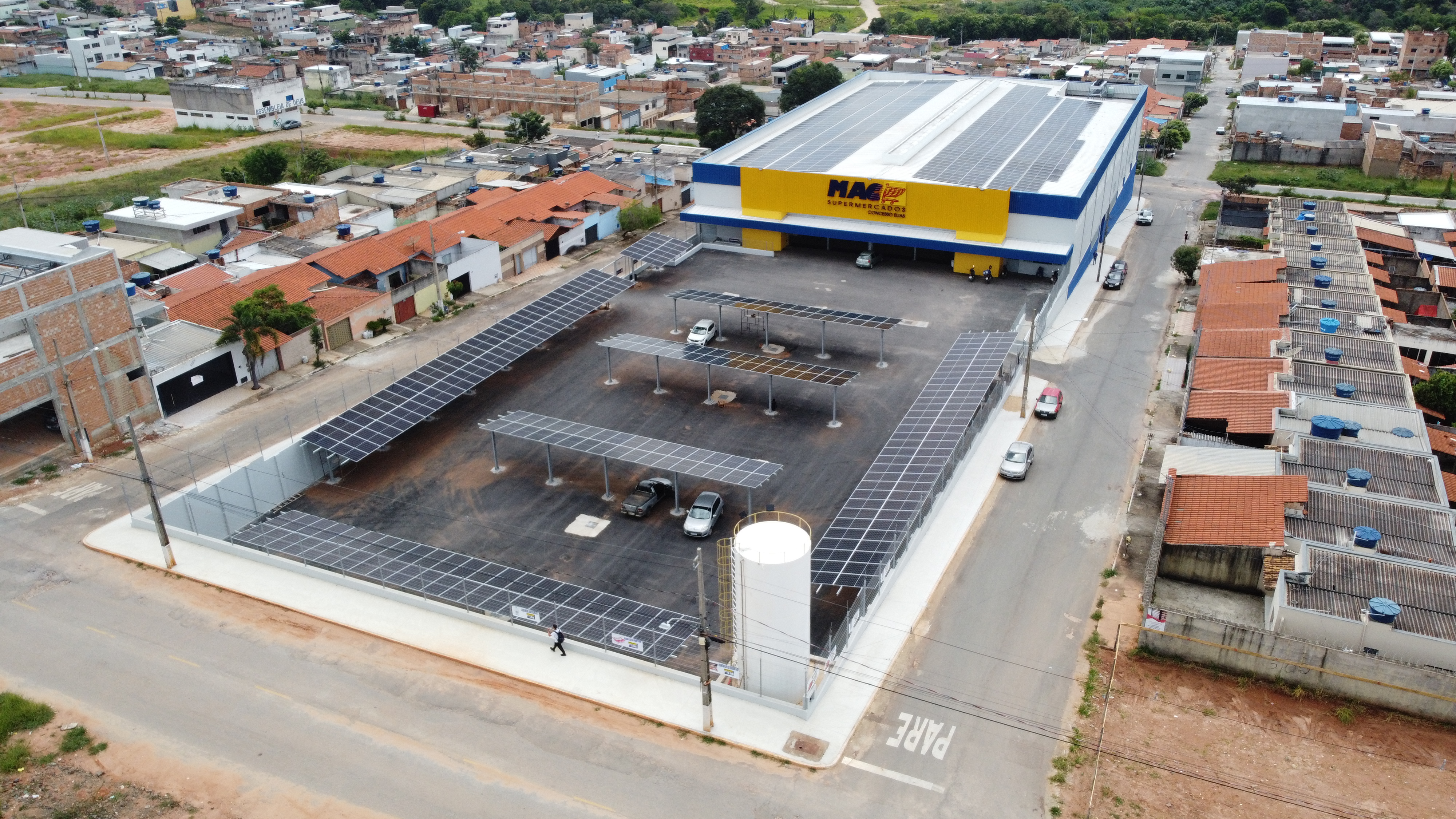 Mercado / loja de conveniência iluminada